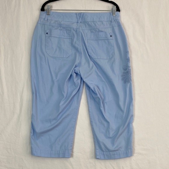 Gloria Vanderbilt Baby Blue Capris with Embroidery Size 12 - Picture 2 of 11